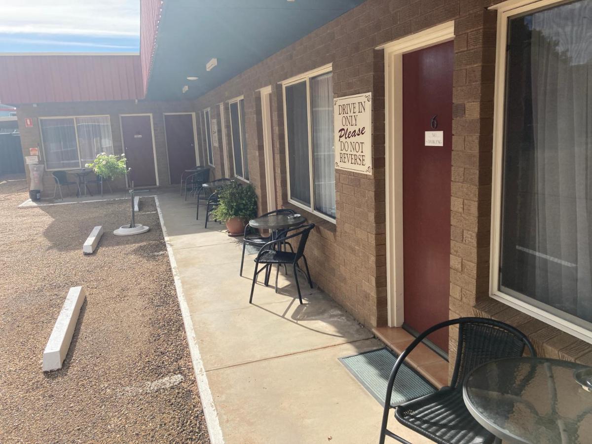 نارانديرا Camellia Motel المظهر الخارجي الصورة